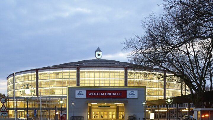 Westfalenhalle 1 / Atze Schröder / 09.04.2016 Westfalenhalle Dortmund - beleuchtete Halle in der Dämmerung