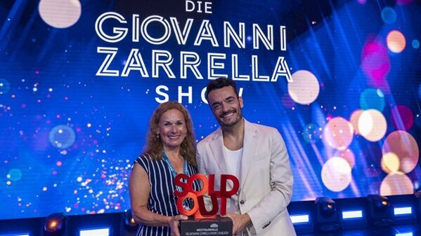 Die Hauptgeschäftsführerin der Westfalenhallen Unternehmensgruppe Sabine Loos übergab den Sold-Out-Award an Giovanni Zarrella.